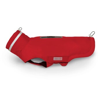 Roter Hunderegenmantel mit reflektierendem Streifen und Wolters-Markenetikett, für den Außenschutz entworfen.