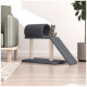 Ein grauer Kratzbaum mit einem Tunnel und einer Rampe, mit einer getigerten Katze, die oben sitzt, in einem modernen Wohnzimmer mit einem grünen Sofa und einer Topfpflanze.