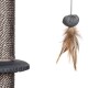 Katzenkratzbaum mit einer strukturierten Seiloberfläche und einem baumelnden Feder-Spielzeug, das mit einer Schnur befestigt ist.