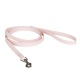 Eine hellrosa Hundeleine aus flexiblem Material, mit einem Metallclip an einem Ende zur Befestigung.