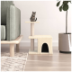 Ein beiger Katzenbaum mit einem Kratzbaum und einem Versteck, auf dem ein getigerter Kater sitzt, neben einem grünen Sofa und einer Topfpflanze.