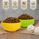Zwei Schalen mit Trockenfutter, gelb und grün, gekennzeichnet glutenfrei, Gelenkunterstützung, ohne Zuckerzusatz und mit Vitaminen A, E und D3.