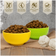 Zwei Schalen mit Trockenfutter, gelb und grün, gekennzeichnet glutenfrei, Gelenkunterstützung, ohne Zuckerzusatz und mit Vitaminen A, E und D3.