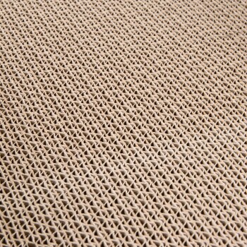 Nahaufnahme eines strukturierten, beigen Katzenkratzbretts aus Wellpappe, mit einem geometrischen Muster.