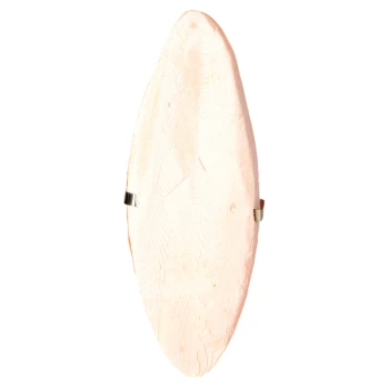 Ein natürlicher Holzkauspielzeug für Haustiere in Form eines Blattes, mit einer glatten Oberfläche und zwei Metallclips an den Seiten.