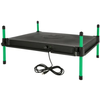 Schwarzes Haustierbett mit grünen Beinen und einem Stromkabel, mit einem kreisförmigen Logo auf der oberen Fläche.