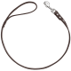 Braune Leder-Hundeleine mit einem silbernen Metallclip, vor einem weißen Hintergrund präsentiert.