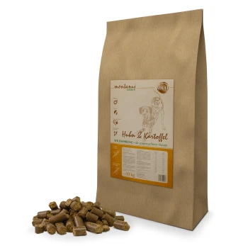 Hundfuttertüte, beschriftet mit "Huhn & Kartoffel" mit einem Gewicht von 10 kg, mit verstreuten Kroketten davor.