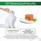 Eine flauschige weiße Katze wird gestreichelt, neben einem Teller mit Futter. Text lautet: "Fütterungsempfehlung: 3 Dosen/Tag für eine 4 kg schwere erwachsene Katze."