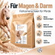 Ein kleiner Hügel aus hellfarbigem, fein gemahlenem Haustierfutterzusatz auf einem weißen Hintergrund.