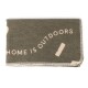Eine gefaltete olivgrüne Haustierdecke mit dem Text "HOME IS OUTDOORS" in hellbeige gedruckt, mit einem genähten Rand.