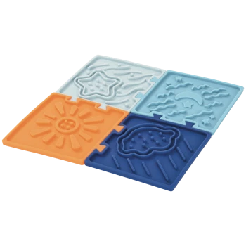 Vier ineinandergreifende Silikon-Leckmatten für Haustiere (Orange, Dunkelblau, Hellblau, Blassblau) mit erhabenen Stern-, Sonnen-, Mond- und Wolkenmotiven.