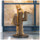 Eine verspielte orangefarbene Tabbykatze klammert sich an einen kaktusförmigen Kratzbaum aus Seil, vor einem modernen Innenraum.
