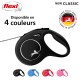 Laisse rétractable pour chien noire flexi avec un design élégant, étiquetée "NOUVEAU CLASSIQUE," disponible en quatre couleurs : noir, bleu, rose et rouge.
