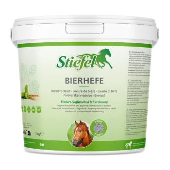 Weißer Eimer mit Stiefel-Bierhefe für Pferde, ausgestattet mit einem Pferdebild, Text auf Deutsch über B-Vitamine und Unterstützung der Verdauung.