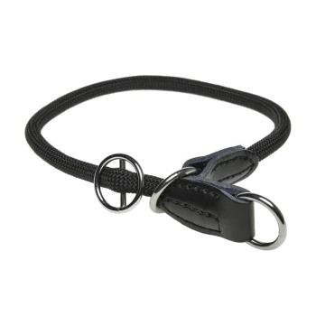 Zwarte gevlochten hondenhalsband met leren accenten en metalen ringen voor het bevestigen van de riem.