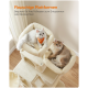 Zwei Katzen entspannen auf einem plüschigen Katzenbaum; eine weiße Katze mit einem orangefarbenen Halstuch und eine braune Katze. Der Text oben bewirbt bequeme Plattformen für Haustiere.