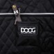 Eine schwarze, gesteppten Tasche mit einer Tasche, die das Logo "DOOG DOG OWNERS OUTDOOR GEAR" zeigt, und einem verspielten Stockspielzeug mit Augen und einem Lächeln.