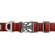 Eine Nahaufnahme eines roten Hundehalsbands mit einer Metallschnalle und einem D-Ring zur Leinenbefestigung, beschriftet mit "RUFFWEAR."