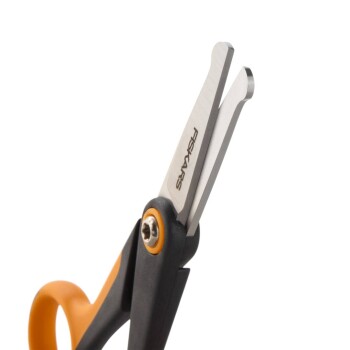 Nahaufnahme von Fiskars-Haustier-Nagelscheren mit orange-schwarzem Griff, stumpfen Edelstahlklingen und sichtbarem 'FISKARS'-Logo.