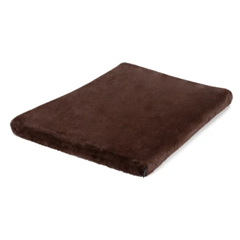 Braunes Haustierbett mit einer weichen, plüschigen Oberfläche, rechteckiger Form und abgerundeten Kanten, ideal für Hunde oder Katzen.