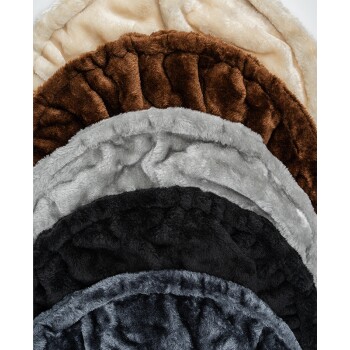 Ein Stapel aus Plüsch-Haustierdecken in fünf Farben: Creme, Braun, Grau, Dunkelgrau und Schwarz, die ihre weiche Textur zeigen.