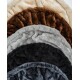 Ein Stapel aus Plüsch-Haustierdecken in fünf Farben: Creme, Braun, Grau, Dunkelgrau und Schwarz, die ihre weiche Textur zeigen.