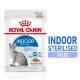 Royal Canin Indoor Sterilised Katzenfutterbeutel mit einer grauen getigerten Katze, beschriftet mit "85 g" und "Stücke in Gelee", mit hervorgehobenen Nährstoffvorteilen.