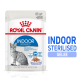 Royal Canin Indoor Sterilised Katzenfutterbeutel mit einer grauen getigerten Katze, beschriftet mit "85 g" und "Stücke in Gelee", mit hervorgehobenen Nährstoffvorteilen.