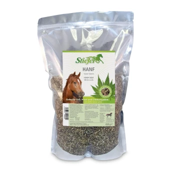 Eine klare Plastiktüte mit Hanfsamen, beschriftet mit "Stiefel HANF" und einem Pferdebild, das besagt: "Gut für Fell, Haut und Immunsystem."