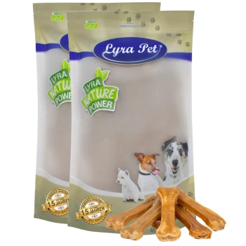 Zwei Tüten Lyra Pet Hundeleckerlis, beschriftet mit "Lyra Nature Power" mit Bildern eines Hundes, einer Katze und eines Welpen, neben mehreren knochenförmigen Leckerlis.