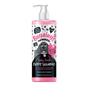 Rosa Pumpflasche Bugalugs Puparazzi Baby Fresh Welpenshampoo mit Cartoon-Hund, der Aufschrift 'Sanfte, niedrigschäumende Formel' und 500-ml-Angabe.
