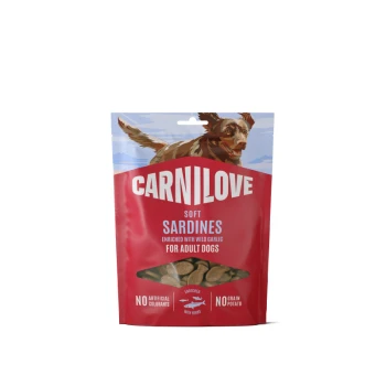 Pochette rouge CARNILOVE : friandises 'Soft Sardines' pour chiens, image d'un chien en course, fenêtre montrant les friandises, texte 'Pour chiens adultes'.
