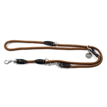 Braune Hundeleine mit schwarzen Lederakzenten und Metallclips, mit einem Anhänger, der "liante" liest.
