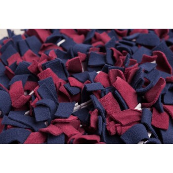 Eine Nahaufnahme einer bunten Auswahl an Stoffstreifen in Marineblau und Burgunder, ideal für Haustierspielzeug oder Beschäftigungsaktivitäten.