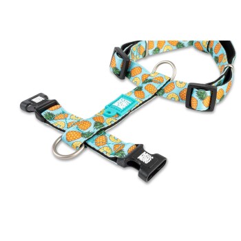 Verstellbares blaues Hundegeschirr mit Ananasdruck und schwarzen Kunststoffschnallen, mit dem Schriftzug "Mossy Moss" auf der Schnalle.