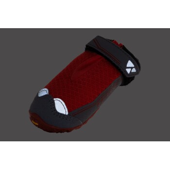 Roter Hundestiefel mit atmungsaktivem Mesh-Obermaterial, Gummisohle und verstellbarem Riemen, mit reflektierenden Akzenten für Sichtbarkeit.