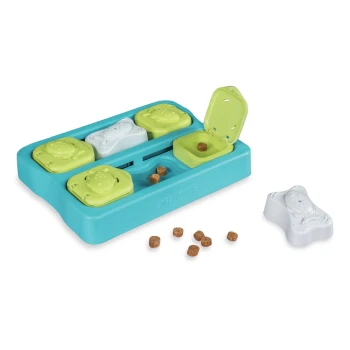 Interaktives Katzenspielzeug-Puzzle in Türkis und Grün, mit Fächern für Leckerlis und einem knochenförmigen Stück, mit verstreutem Futter.