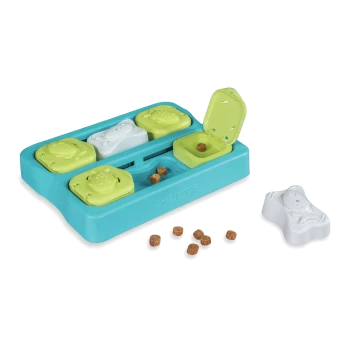 Interaktives Katzenspielzeug-Puzzle in Türkis und Grün, mit Fächern für Leckerlis und einem knochenförmigen Stück, mit verstreutem Futter.