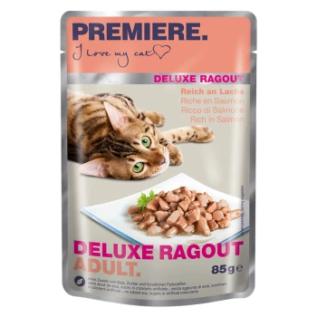 Katze in einem Futterbeutel mit einer getigerten Katze neben einem Teller mit Lachsstücken. Der Text enthält "PREMIERE. Ich liebe meine Katze," "DELUXE RAGOUT," und "Reich an Lachs."