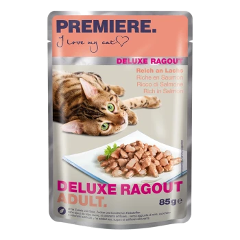 Katze in einem Futterbeutel mit einer getigerten Katze neben einem Teller mit Lachsstücken. Der Text enthält "PREMIERE. Ich liebe meine Katze," "DELUXE RAGOUT," und "Reich an Lachs."