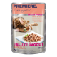 Katze in einem Futterbeutel mit einer getigerten Katze neben einem Teller mit Lachsstücken. Der Text enthält "PREMIERE. Ich liebe meine Katze," "DELUXE RAGOUT," und "Reich an Lachs."