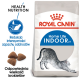 Torba z karmą Royal Canin Home Life Indoor dla kotów z ilustracją rozciągającego się kota, z tekstem o zdrowym odżywianiu i redukcji zapachów.