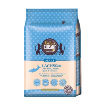 Blaues Tasche mit "Kitty's Cuisine" Katzenfutter, beschriftet mit "Adult LACHSLiebe", mit Lachs, Spinat und Chiasamen, mit einem Herzlogo.