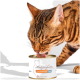 Braun-getigerte Katze leckt Dosenfutter; Etikett der Dose lautet 'Katzenfutter 95% Fleischanteil Fisch' (Lucky-Kitty).