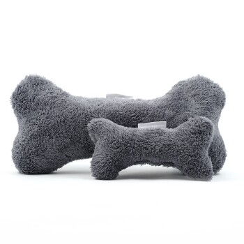 Zwei plüschige graue Hundeknochen-Spielzeuge in verschiedenen Größen, mit weichem Stoff und Etiketten, die 'WILLIAMS & WALKER' lesen.