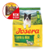 Nahaufnahme eines runden, strukturierten braunen Tierfutterkibbles mit rauer Oberfläche.