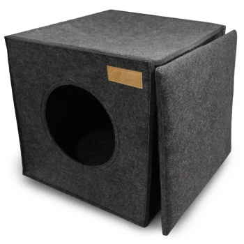 Grau gefilztes Haustierhaus mit einem runden Eingang und einer Klappe, mit einem kleinen Lederetikett mit Logo.