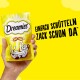Ręka trzymająca jasną żółtą torbę przysmaków dla kotów Dreamies, z zabawnym rysunkiem kota i tekstem "EINFACH SCHÜTTELN ZACK SCHON DA™."