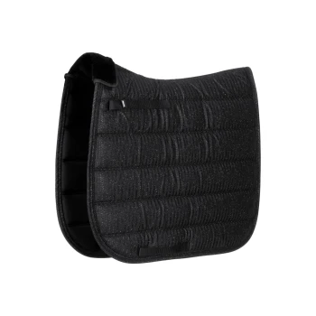 Schwarzes, gestepptes Sattelpad mit einer strukturierten Oberfläche und weicher Fütterung, mit zwei Riemen zur Befestigung.